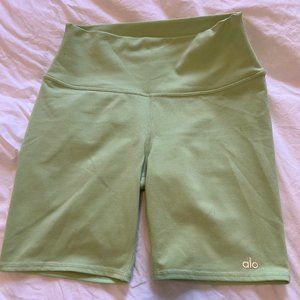 Mint green Alo 7 inch high waist biker shorts - Size M